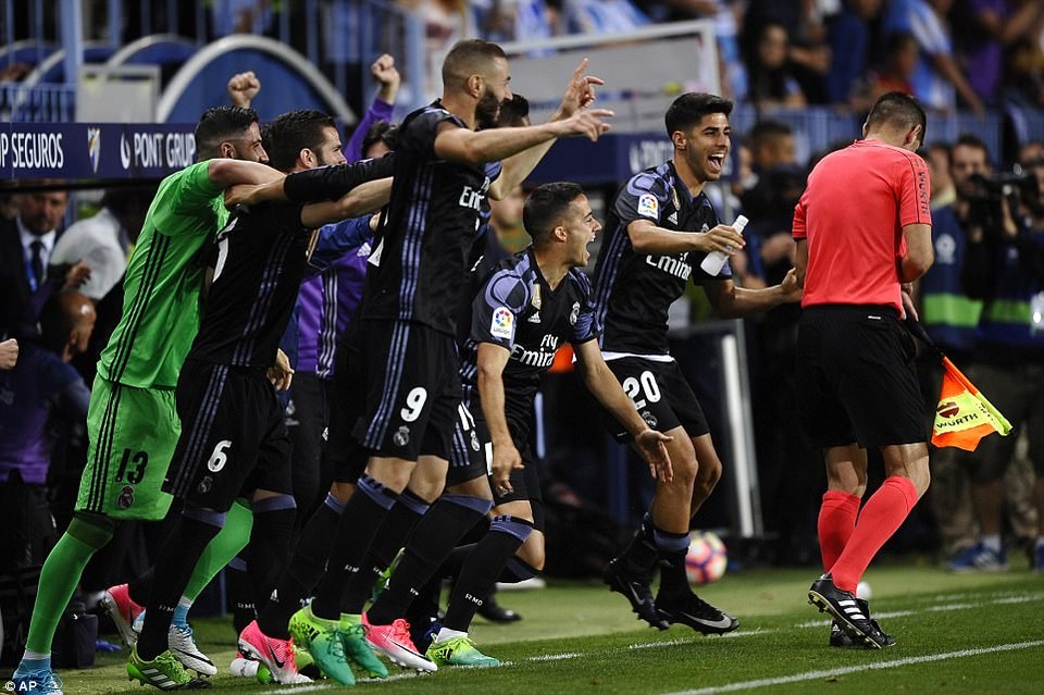 Khoảnh khắc ấn tượng trong ngày Real Madrid vô địch La Liga - 9
Niềm vui vô bờ bến của các cầu thủ Real Madrid