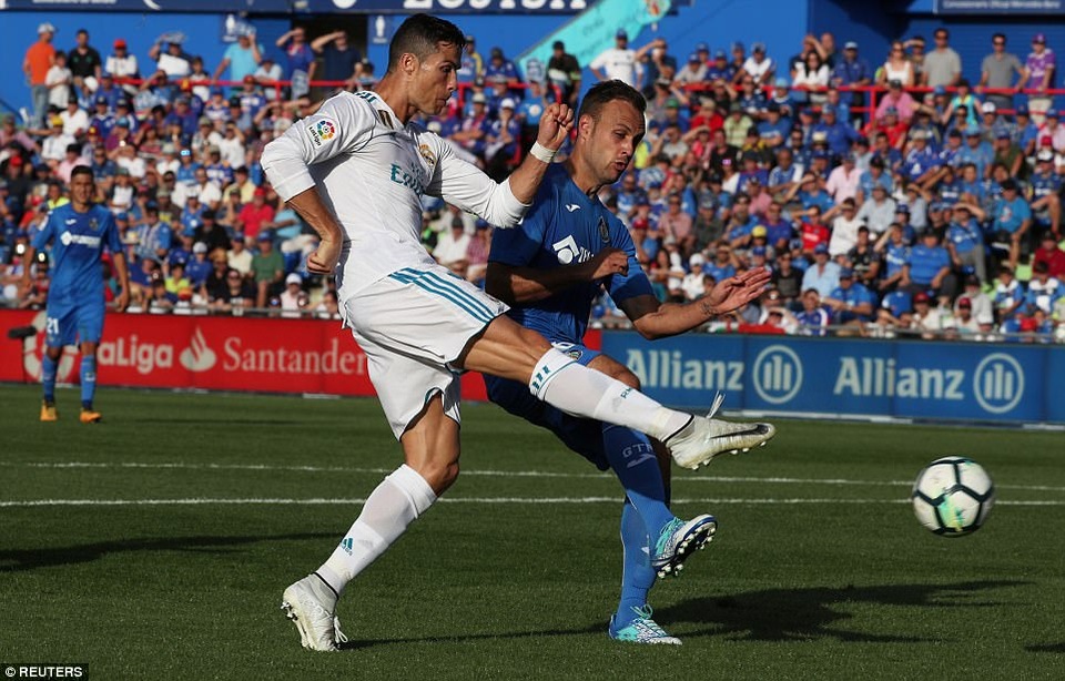C.Ronaldo ghi bàn giúp Real Madrid lên ngôi nhì bảng La Liga - 8
C.Ronaldo chói sáng với bàn thắng ấn định tỷ số 2-1 ở phút 85