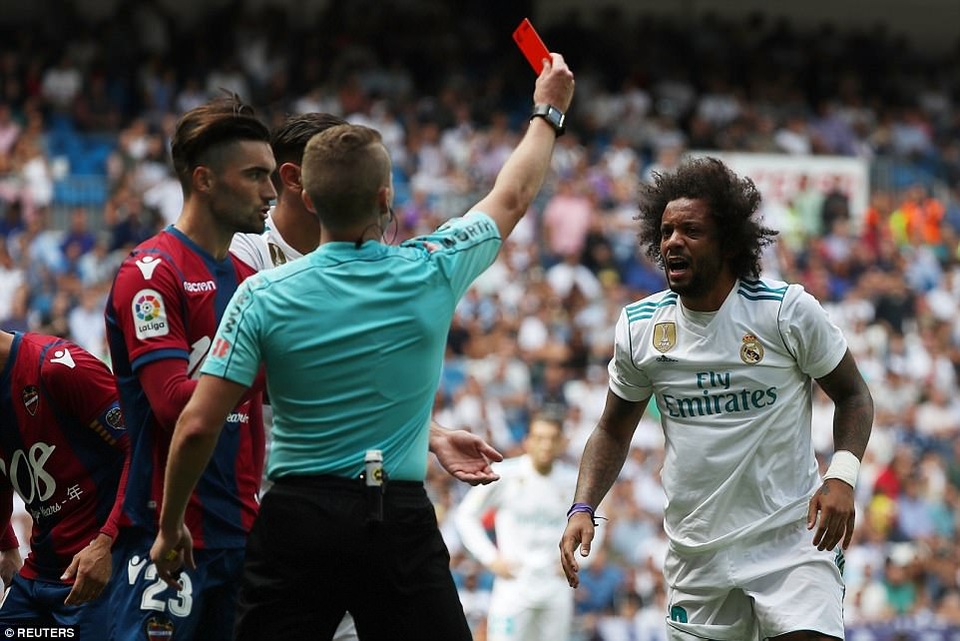 Chơi xấu đối thủ, Marcelo có nguy cơ bị treo giò 4 trận - 1
Marcelo nhận thẻ đỏ khi Real Madrid bị Levante cầm hòa 1-1 ở vòng 3 La Liga