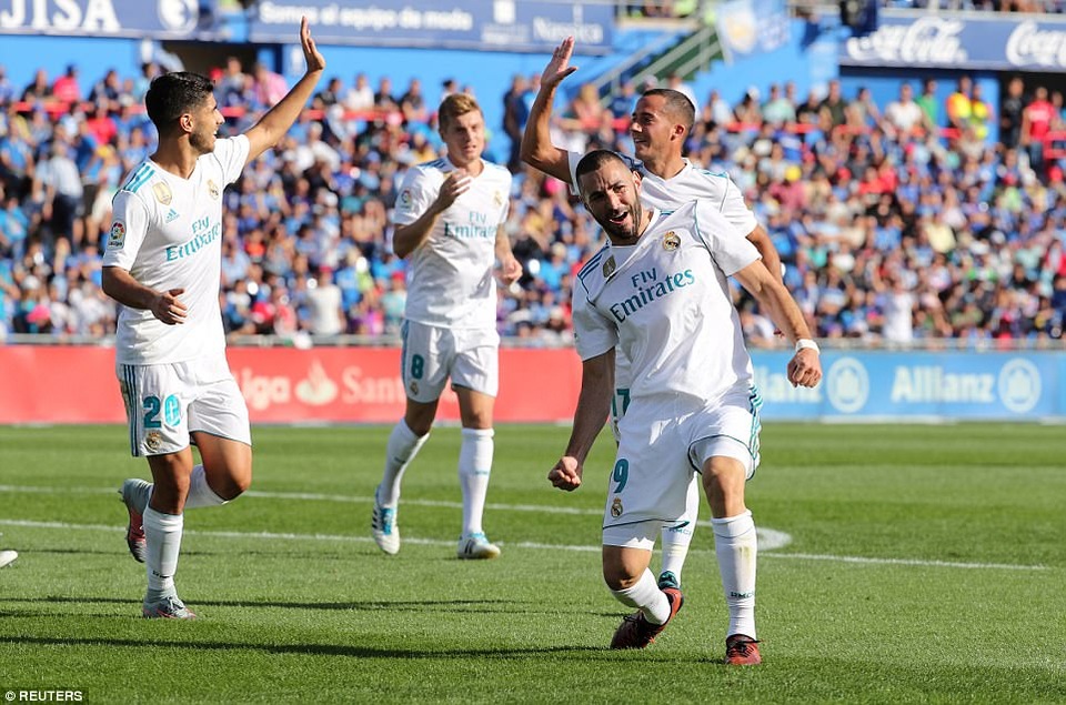 C.Ronaldo ghi bàn giúp Real Madrid lên ngôi nhì bảng La Liga - 7
Niềm vui của Benzema ở cuối hiệp 1