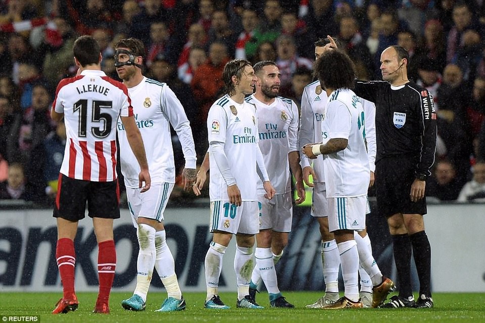 Ramos bị đuổi, Real Madrid hòa thất vọng Bilbao tại San Mames - 4
Sergio Ramos nhận thẻ đỏ rời sân ở phút 86