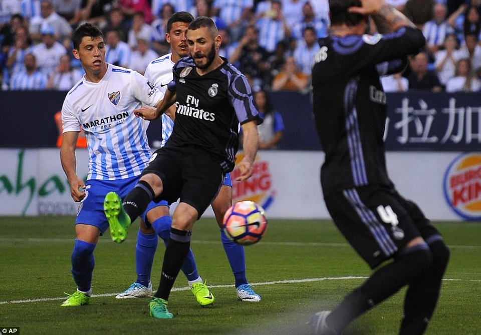 Khoảnh khắc ấn tượng trong ngày Real Madrid vô địch La Liga - 5
Benzema ghi bàn ở trận đấu này