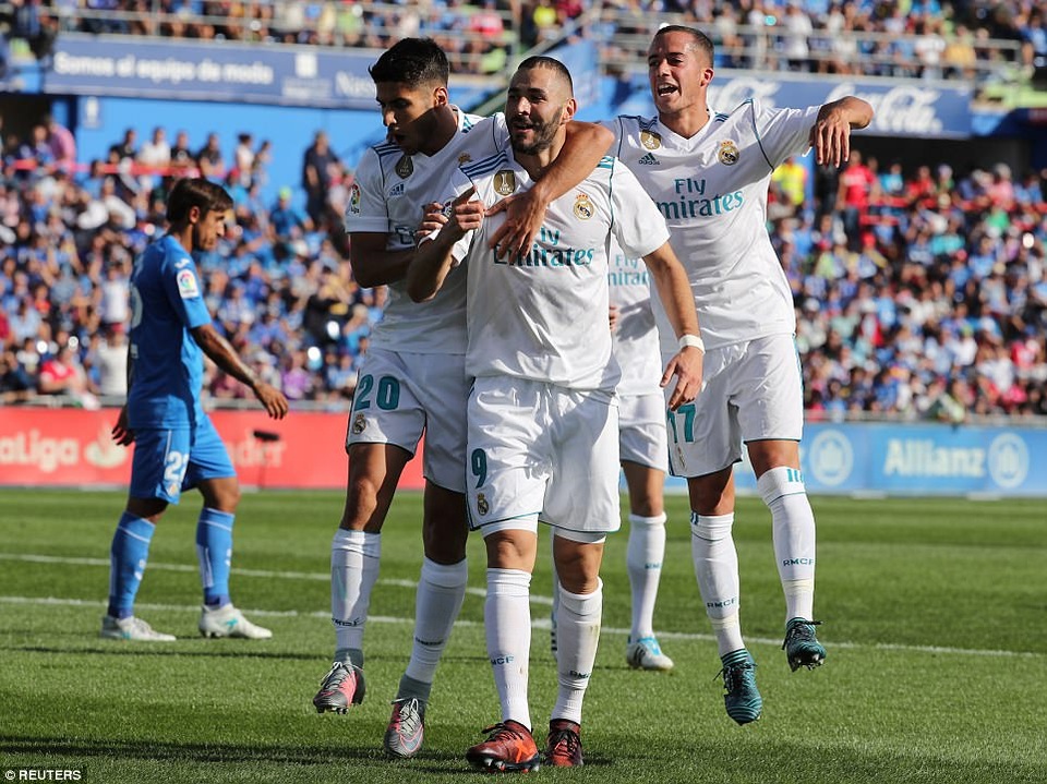 C.Ronaldo ghi bàn giúp Real Madrid lên ngôi nhì bảng La Liga - 5
Benzema khai thông thế bế tắc cho Real Madrid ở phút 39