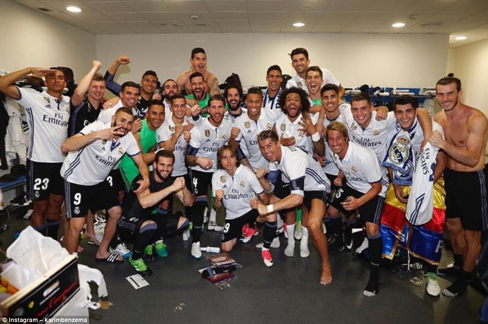 Khoảnh khắc ấn tượng trong ngày Real Madrid vô địch La Liga - 4
Thầy trò HLV Zidane đã thắng 2-0 Malaga để hoàn thành mục tiêu
