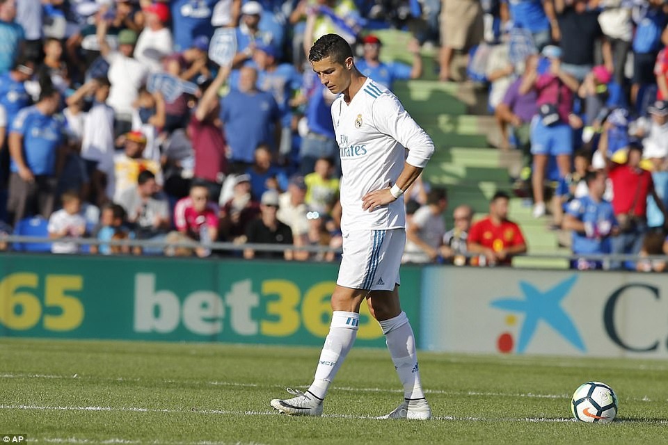 C.Ronaldo ghi bàn giúp Real Madrid lên ngôi nhì bảng La Liga - 4
C.Ronaldo buồn bã sau những lần bỏ lỡ cơ hội đáng tiếc