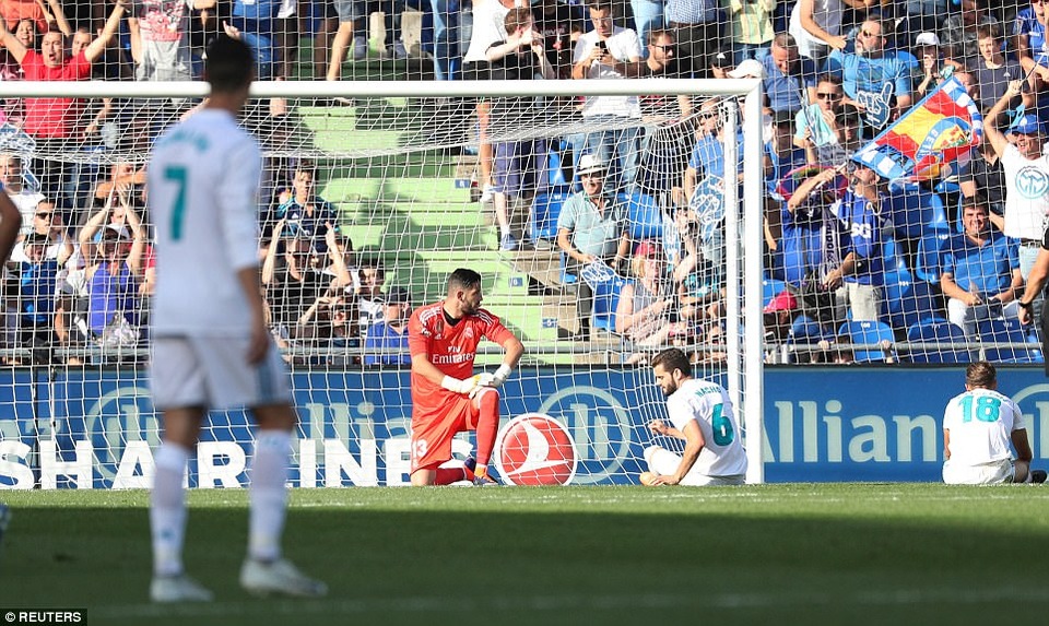 C.Ronaldo ghi bàn giúp Real Madrid lên ngôi nhì bảng La Liga - 3
Hàng thủ Real Madrid thi đấu khá mất tập trung