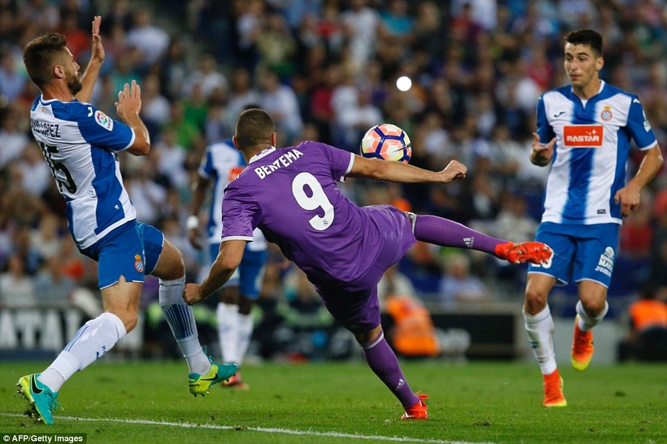 Real Madrid củng cố ngôi đầu bảng tại La Liga? - 3
Benzema đang nỗ lực tìm lại bản năng sát thủ của mình