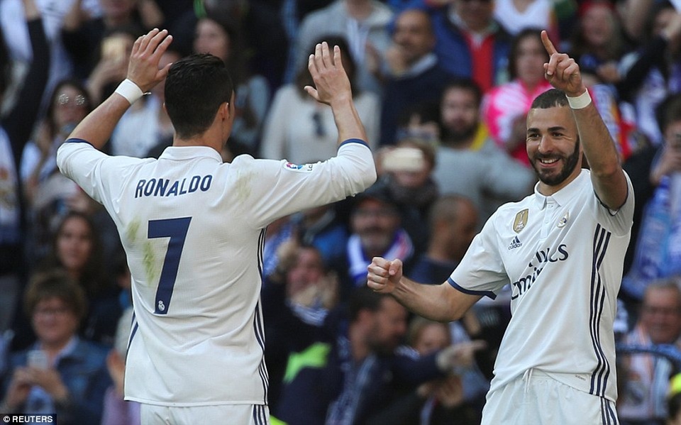 C.Ronaldo vô duyên, Real Madrid vẫn thắng đậm Alaves - 1
Benzema khai thông thế bế tắc cho Real Madrid ở phút 31
