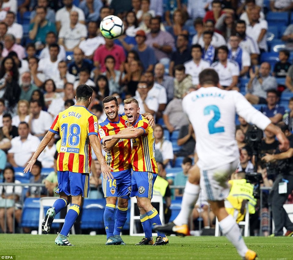 Asensio lập cú đúp, Real Madrid “hút chết” trước Valencia - 3
Valencia lội ngược dòng dẫn lại 2-1