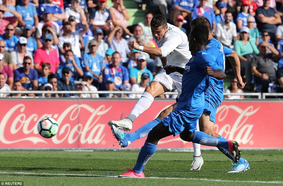C.Ronaldo “khai hỏa”, Real Madrid giành 3 điểm trước Getafe - 3
C.Ronaldo ghi bàn đầu tiên ở La Liga, giúp Real Madrid thắng Getafe 2-1