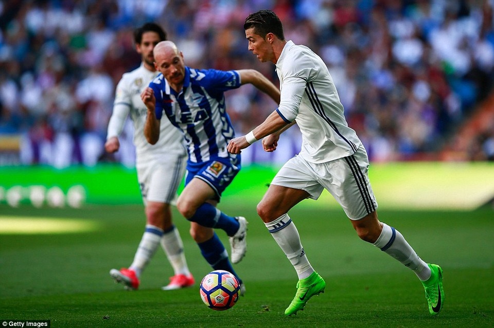 C.Ronaldo vô duyên, Real Madrid vẫn thắng đậm Alaves - 2
C.Ronaldo chơi khá vô duyên ở trận đấu này