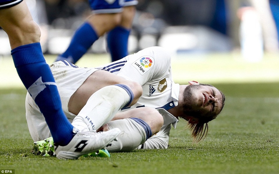C.Ronaldo vô duyên, Real Madrid vẫn thắng đậm Alaves - 3
Bale khá đau đớn trong tình huống chấn thương ở hiệp 1