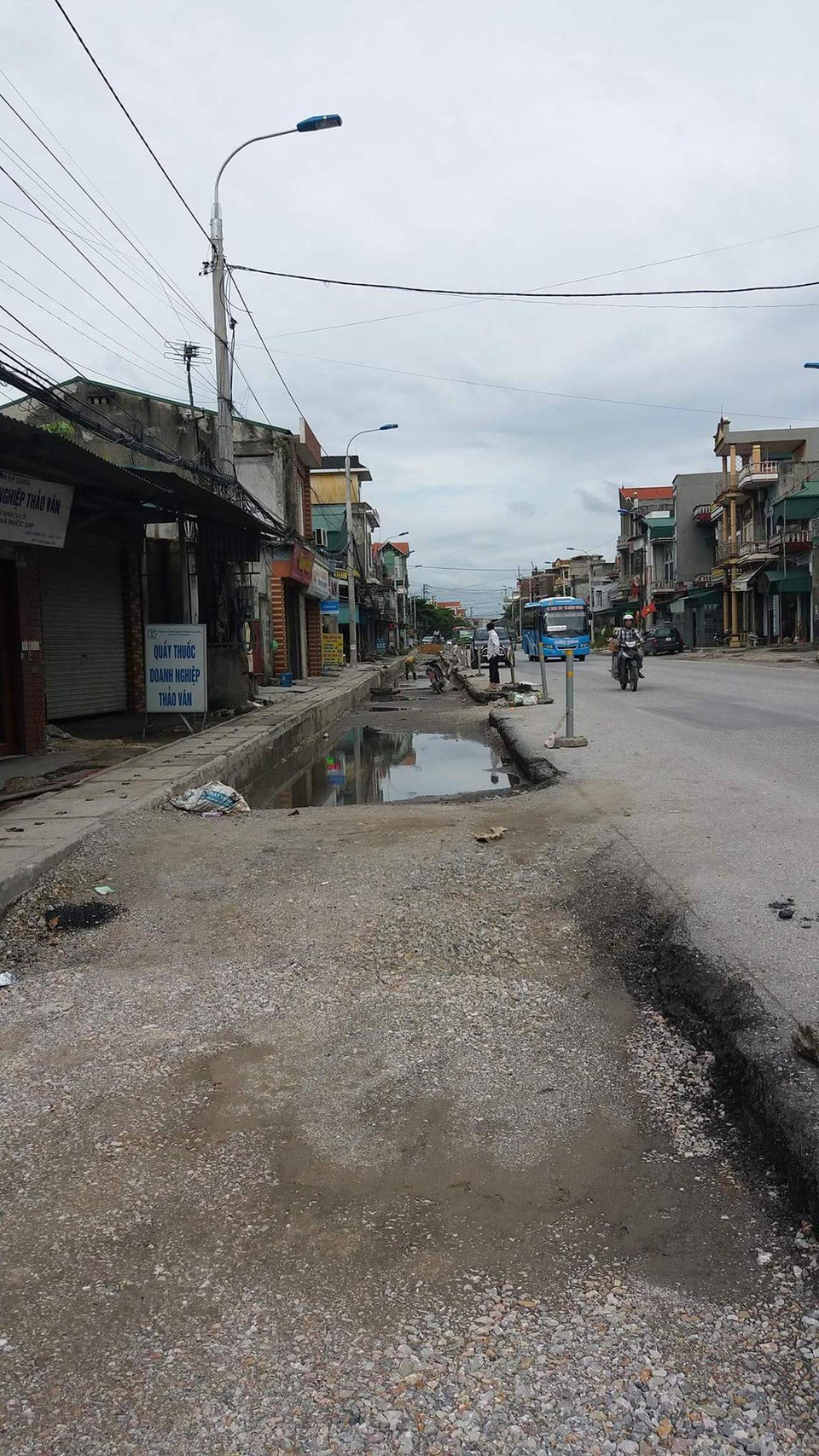 Dự án nghìn tỷ mang ao, gạch đá, cống rãnh "bày" trước nhà dân - 3 
Tại khu Tràng Bạch, Hoàng Quế, Đông Triều, đường đẹp chả thấy chỉ thấy toàn hố, rãnh...