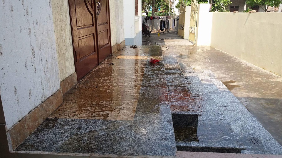 Hoang mang nhiều gia đình bị ném chất bẩn vào nhà - 1
Nhà dân ngập ngụa trong chất bẩn khi bị kẻ xẩu ném bom phân