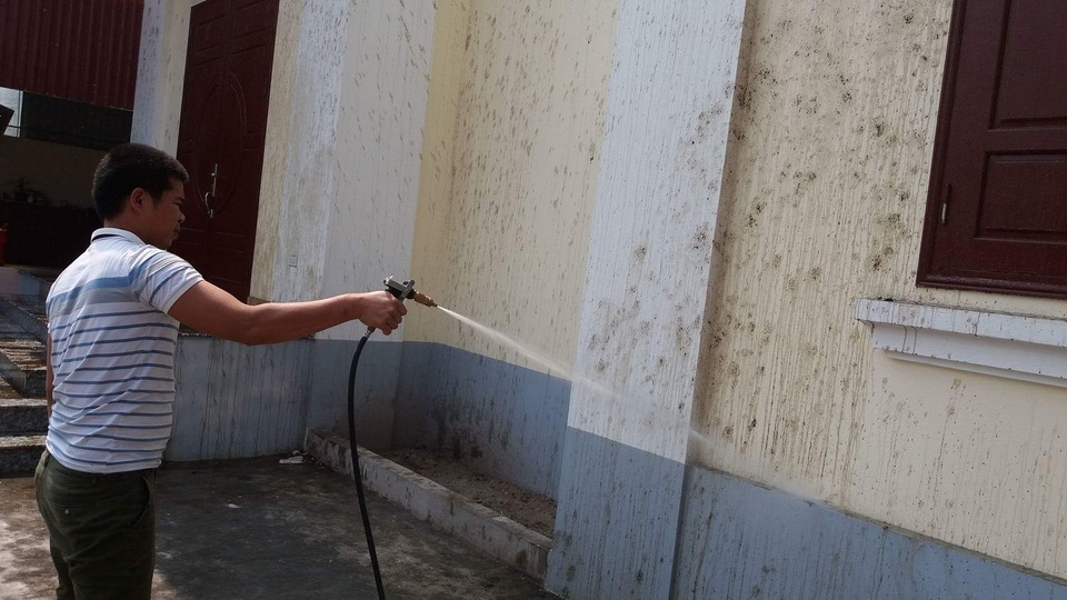Hoang mang nhiều gia đình bị ném chất bẩn vào nhà - 2 Anh Thìn và gia đình phải thức trắng đêm để dọn dẹp nhà cửa do bị ném phân