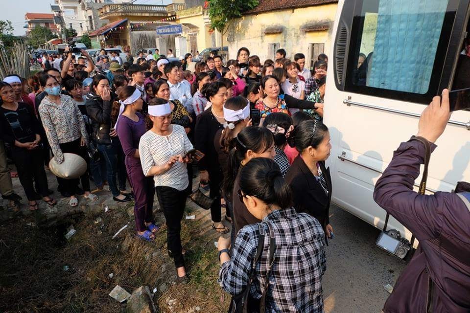 Thi thể bé gái bị sát hại ở Nhật đã về quê nhà Hưng Yên - 4
Đoàn người đi theo linh cữu cháu bé mỗi lúc một đông. Ai cũng bàng hoàng, đau xót trước cái chết quá bi thảm của cháu. (ảnh CTV)