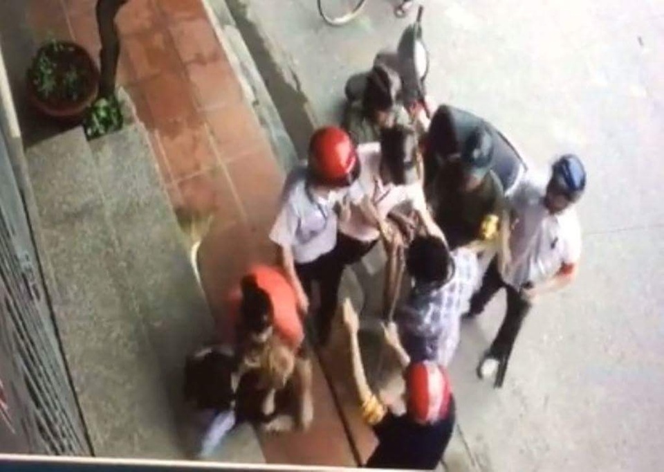 Thực hư thông tin cán bộ phường giằng chó của dân - 2
Hình ảnh nhóm cán bộ phường đang tranh giành cưỡng chế đưa chú chó về phường.