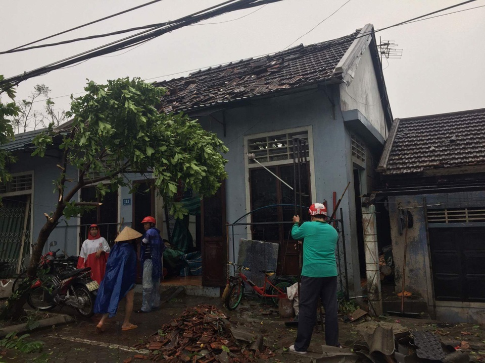 Hàng trăm nhà dân bị lốc xoáy "tấn công" trong đêm - 13 Hàng trăm nhà dân bị lốc xoáy "tấn công" trong đêm - 13