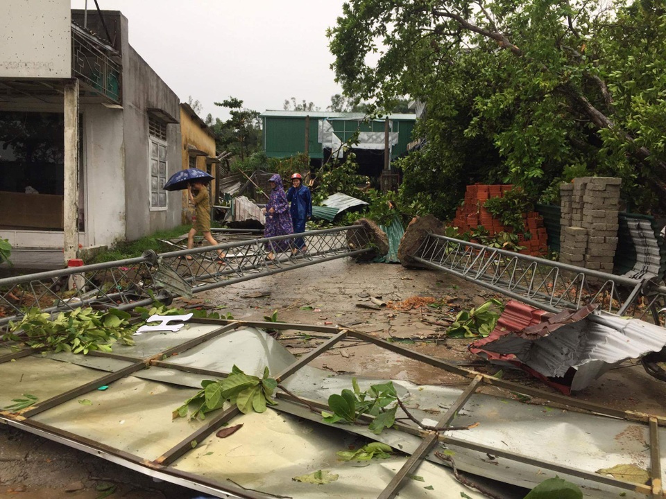 Hàng trăm nhà dân bị lốc xoáy "tấn công" trong đêm - 7 Hàng trăm nhà dân bị lốc xoáy "tấn công" trong đêm - 7
