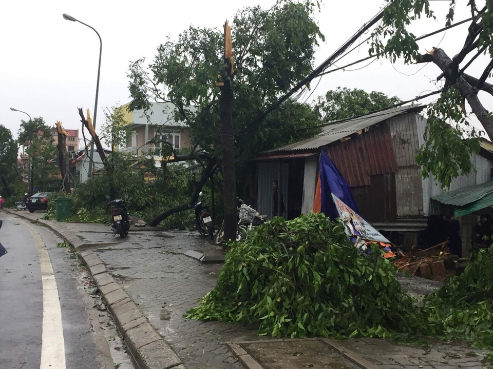 Hàng trăm nhà dân bị lốc xoáy "tấn công" trong đêm - 4 Hàng trăm nhà dân bị lốc xoáy "tấn công" trong đêm - 4