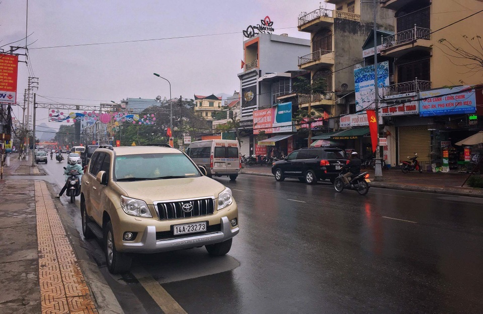 Xe ô tô vẫn vô tư đỗ sai qui định trên đường phố Cẩm Phả những ngày này