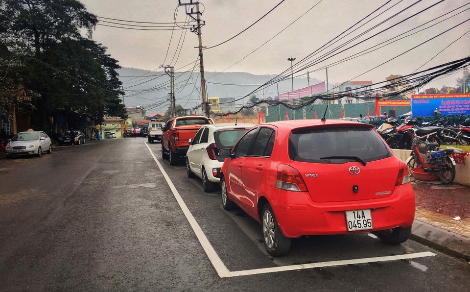 Xe đỗ đúng vạch sơn qui định nhưng việc thu phí cũng vấp phải sự không đồng tình từ người dân