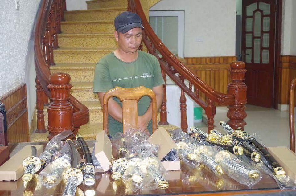 Phát hiện kiếm, giáo mác có xuất xứ Trung Quốc thẩm lậu vào Việt Nam - 1 Số kiếm, giáo bị thu giữ khi đang thẩm lậu vào Việt Nam (ảnh CTV)