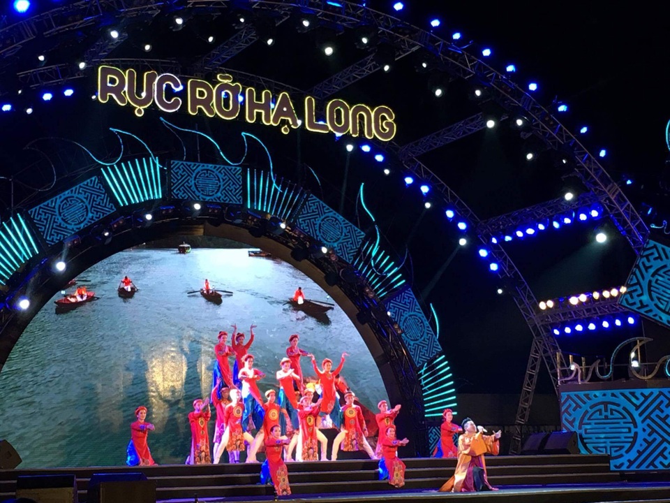 Hàng chục nghìn người hòa mình vào đại tiệc âm nhạc “Rực rỡ Hạ Long 2017” - 2 Hàng chục nghìn người hòa mình vào đại tiệc âm nhạc “Rực rỡ Hạ Long 2017” - 2
