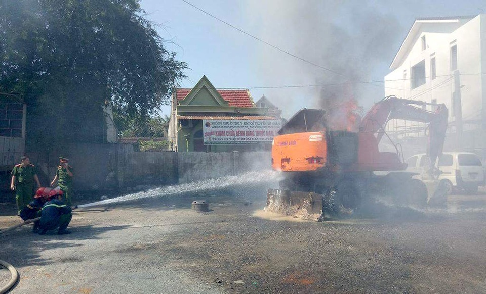 Điều 2 xe chữa cháy dập lửa cứu máy múc - 1
Chiếc máy múc được được đưa vào một gara sửa chữa thì bốc cháy.