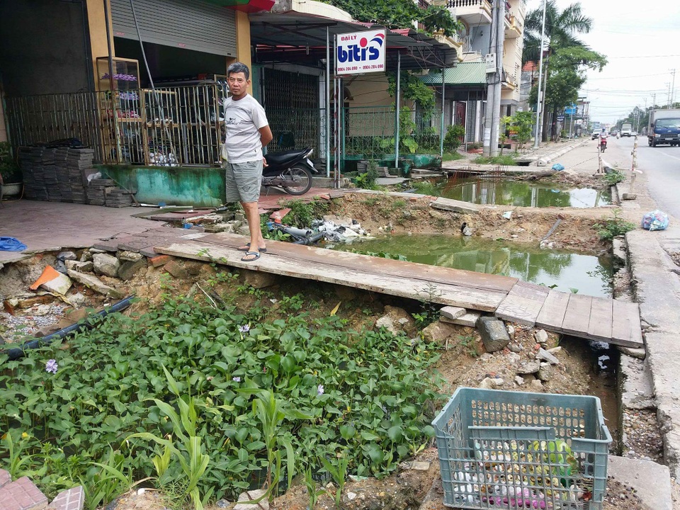 Dự án nghìn tỷ mang ao, gạch đá, cống rãnh "bày" trước nhà dân - 5 
Cửa nhà dân ở Phương Đông, Uông Bí thành ao với rêu, bèo tây và rác.