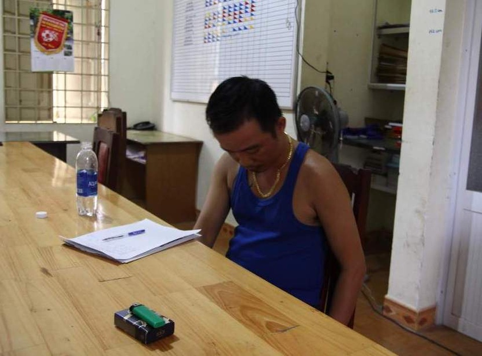 Đối tượng Cường bị khống chế đưa về trụ sở công an