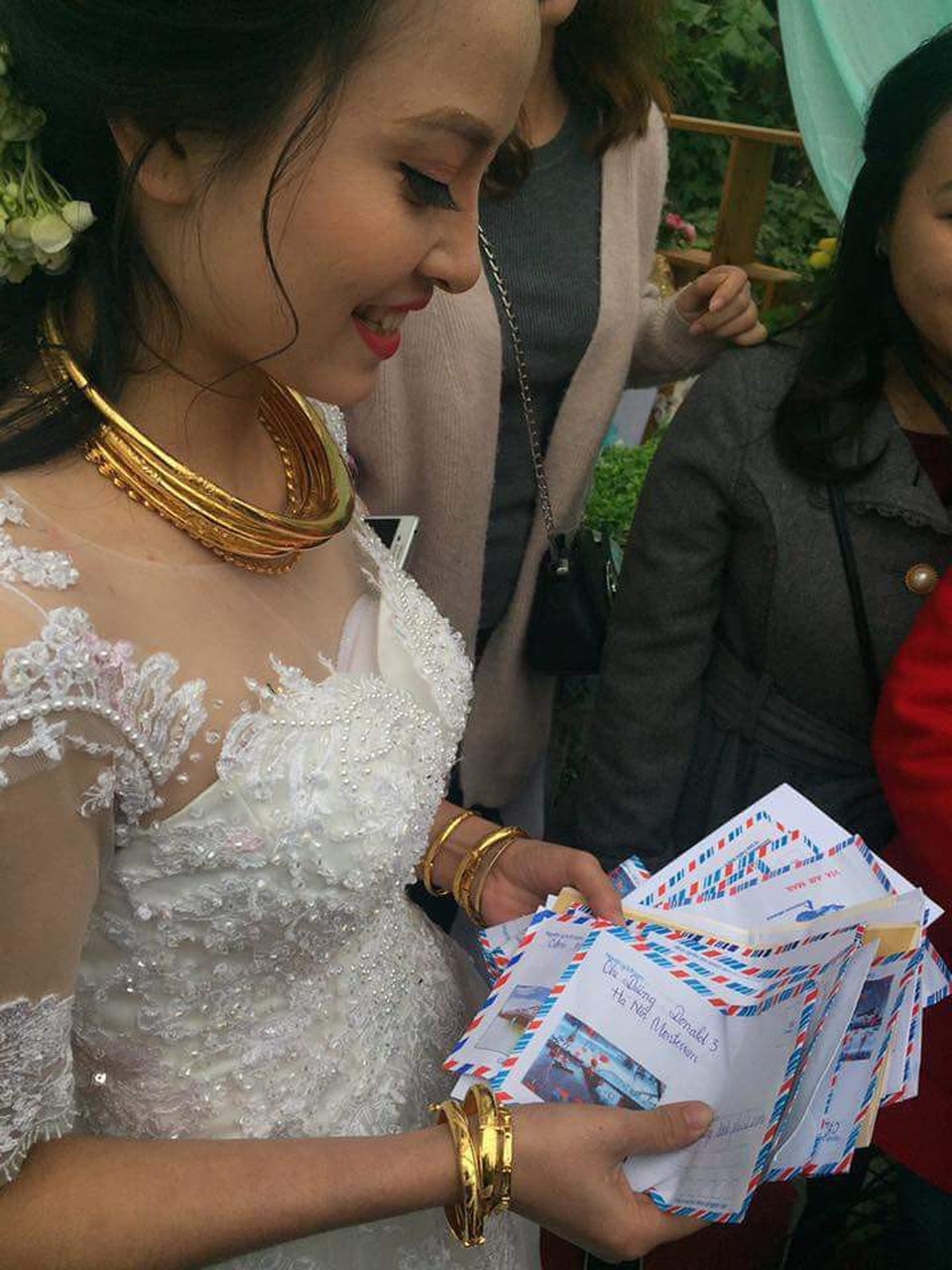 Xôn xao hình ảnh cô dâu, chú rể cổ đeo “trĩu” vàng trong đám cưới ở Thanh Hóa - 1 Hình ảnh cô dâu cổ đeo trĩu vàng trong ngày cưới được chia sẻ nhiều trên diễn đàn mạng.