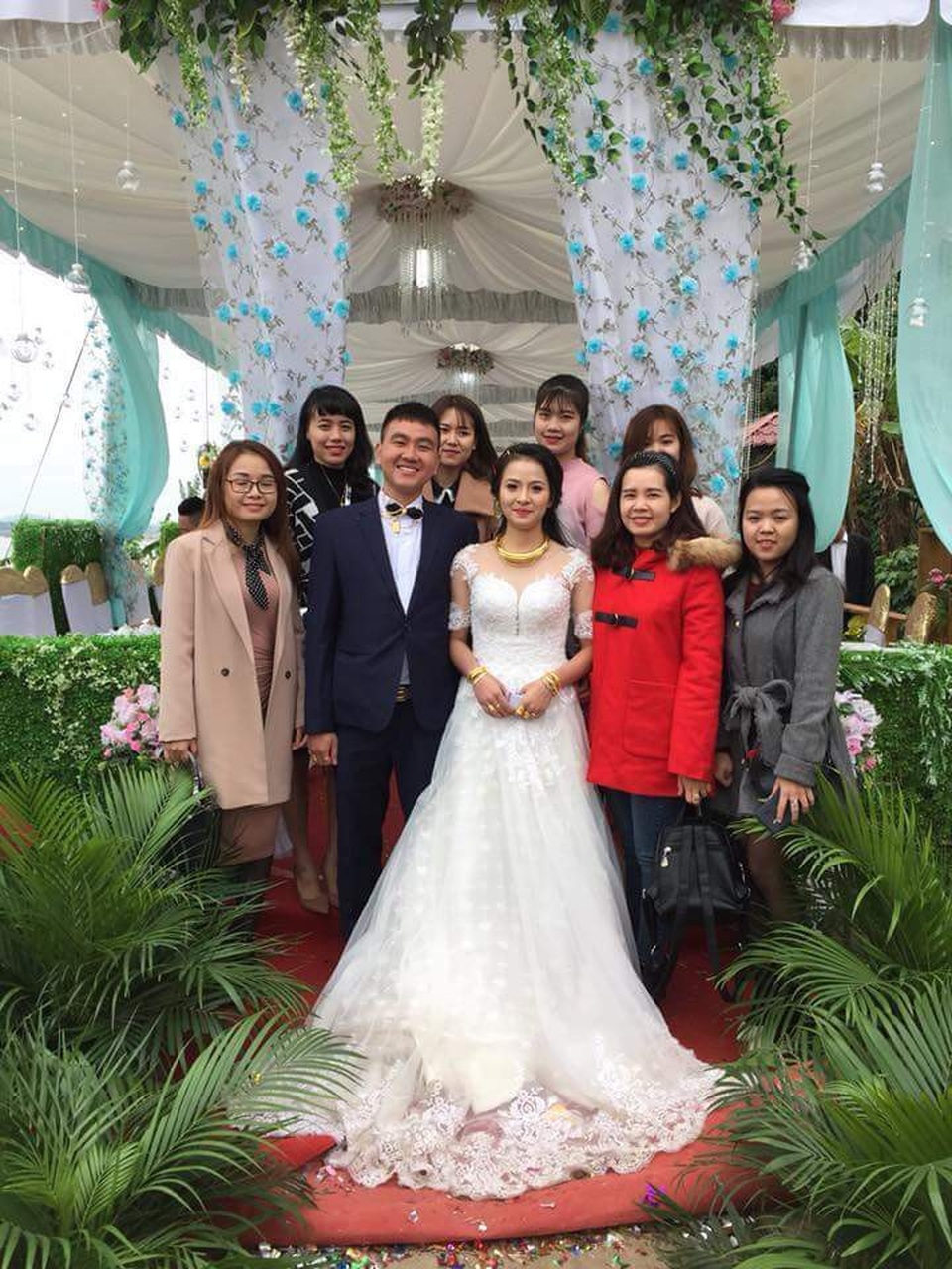 Xôn xao hình ảnh cô dâu, chú rể cổ đeo “trĩu” vàng trong đám cưới ở Thanh Hóa - 5 Chú rể cho biết tổng số vàng cưới anh nhận được từ bạn bè trong lễ cưới trị giá khoảng 10 cây vàng
