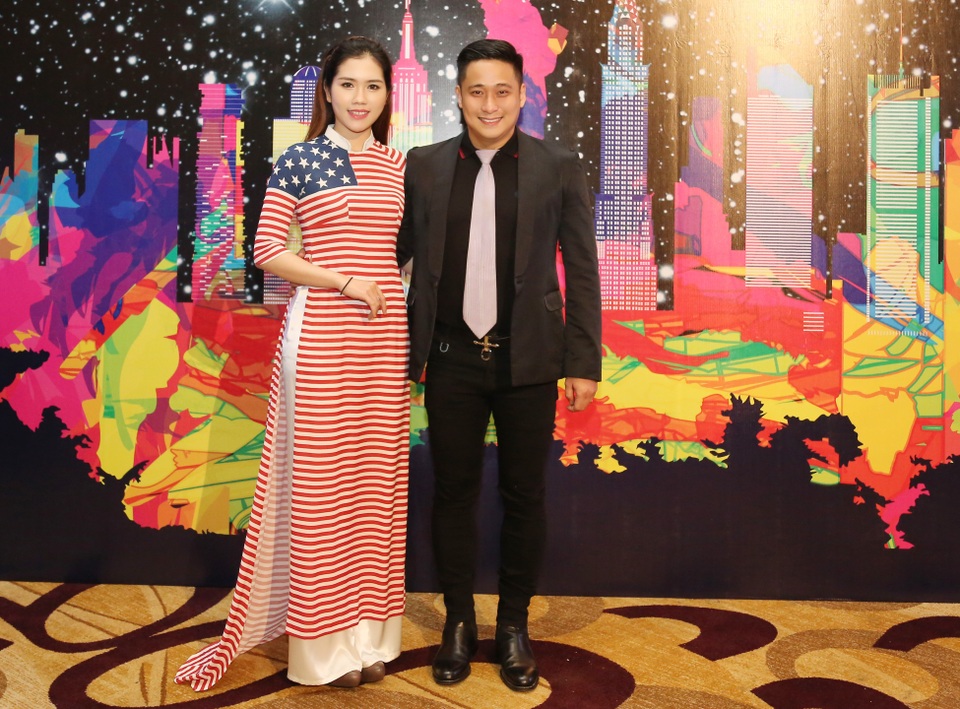 Minh Tiệp đạo diễn catwalk cho vợ trình diễn - 1
Nam diễn viên Minh Tiệp cùng vợ - người đẹp từng dự thi Hoa hậu Việt Nam Thùy Dương dự sự kiện Amcham Gala 2017 do Hiệp hội thương mại Hoa Kỳ (Amcham) tổ chức tại Hà Nội ngày 26/3