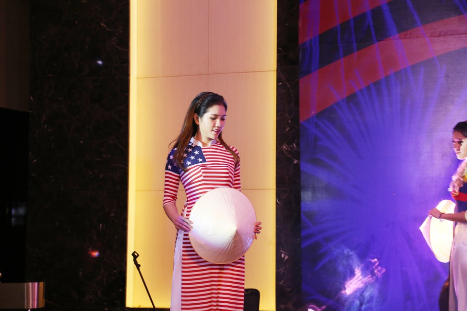 Minh Tiệp đạo diễn catwalk cho vợ trình diễn - 6
Thùy Dương chia sẻ, cô dành nhiều thời gian phụ giúp chồng điều hành công ty riêng và chăm sóc con gái để chồng dồn sức cho những dự án mới