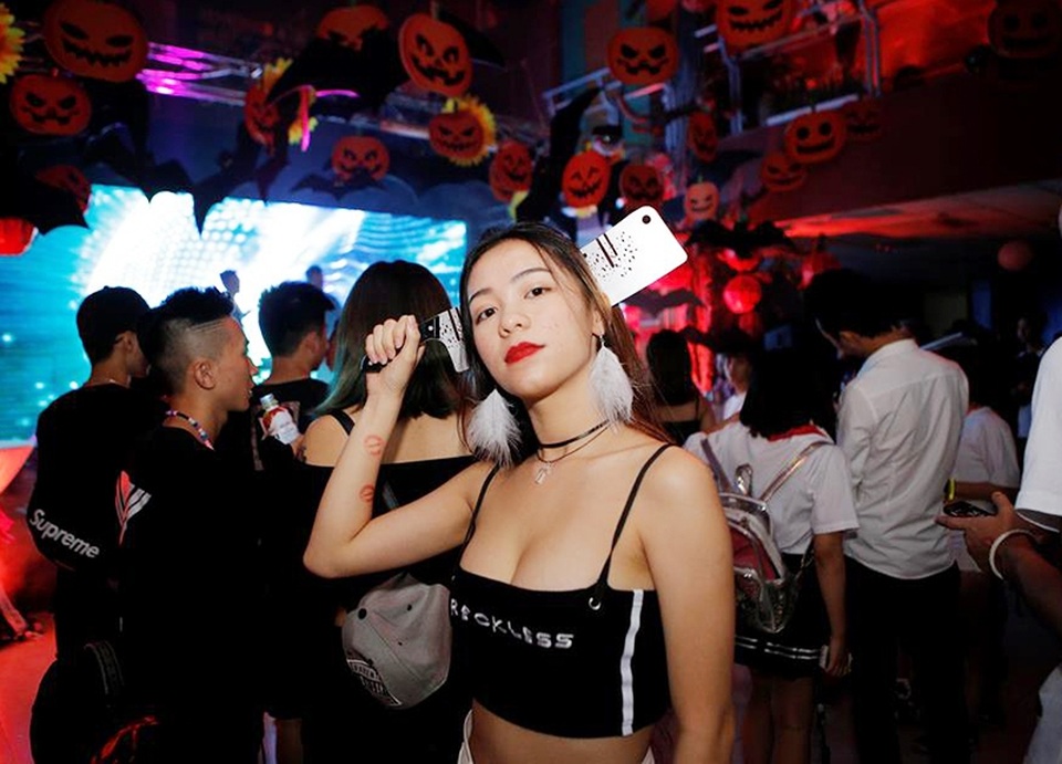 Giới trẻ Hà Nội "quẩy" hết mình trong đêm nhạc EDM và Halloween - 2 Tại đây, các bạn trẻ có thể tự hóa trang hoặc được hóa trang bởi các chuyên gia để tham gia bữa tiện Halloween sớm.. Rất nhiều bạn trẻ đã “lột xác” khi mang khuôn mặt mới đậm chất ma mị mùa lễ hội. Nhiều bạn trẻ rất “chịu chơi” khi đầu tư nhiều bộ trang phục và hóa trang ấn tượng như: học sinh bị ma ám, zommbie, thỏ playboy, cương thi…