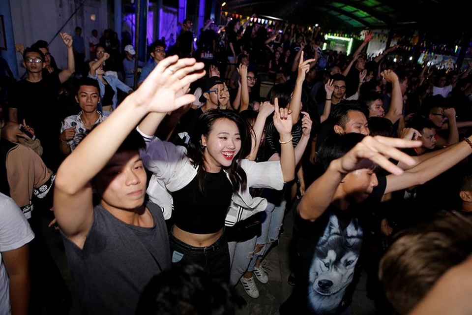 Giới trẻ Hà Nội "quẩy" hết mình trong đêm nhạc EDM và Halloween - 9 Các phù thủy âm thanh đình đám đã khiến khán giả đi hết mọi cung bậc cảm xúc âm nhạc, từ sôi động, cuồng nhiệt đến ma mị, rùng rợn.