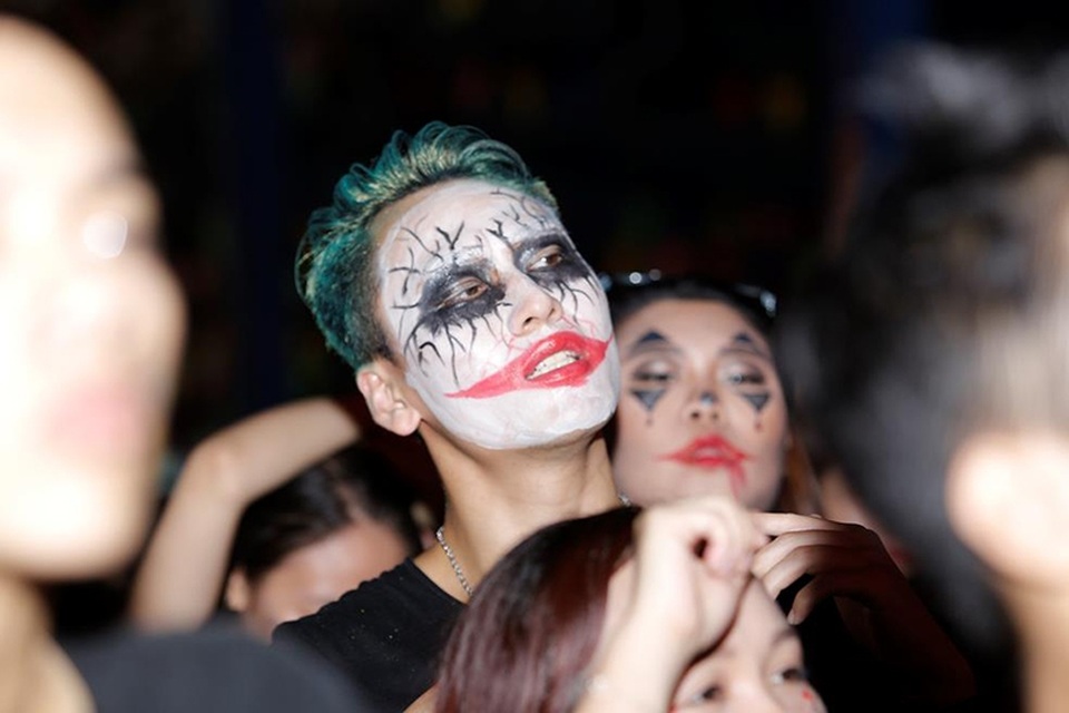 Giới trẻ Hà Nội "quẩy" hết mình trong đêm nhạc EDM và Halloween - 8 Không chỉ có âm nhạc và những màn hóa trang, lễ hội này còn có các hoạt động nghệ thuật dành cho giới trẻ như vẽ graffiti, body painting, street art… cũng xuất hiện trong không gian lễ hội.