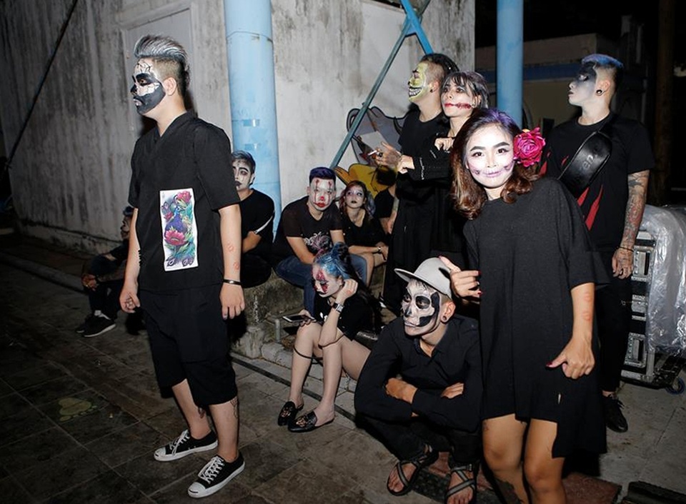 Giới trẻ Hà Nội "quẩy" hết mình trong đêm nhạc EDM và Halloween - 4 Các tiểu cảnh mô phỏng không gian ma quái ngay lập tức thu hút các bạn trẻ với những bức hình checkin đúng kiểu Halloween.