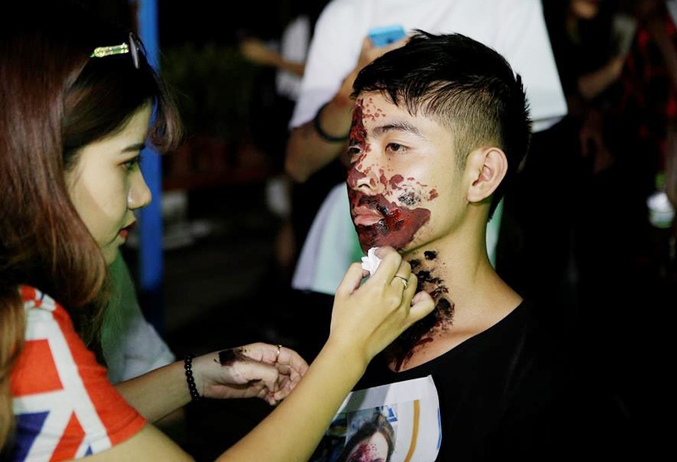 Giới trẻ Hà Nội "quẩy" hết mình trong đêm nhạc EDM và Halloween - 1 Tối ngày 27/10/2017, hơn 4.000 bạn trẻ đã hòa mình vào bữa tiệc ma mị lớn nhất Hà Nội Red Halloween.
