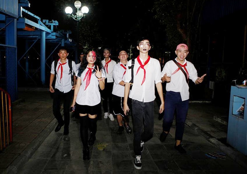 Giới trẻ Hà Nội "quẩy" hết mình trong đêm nhạc EDM và Halloween - 10 Giới trẻ Hà Nội "quẩy" hết mình trong đêm nhạc EDM và Halloween - 10