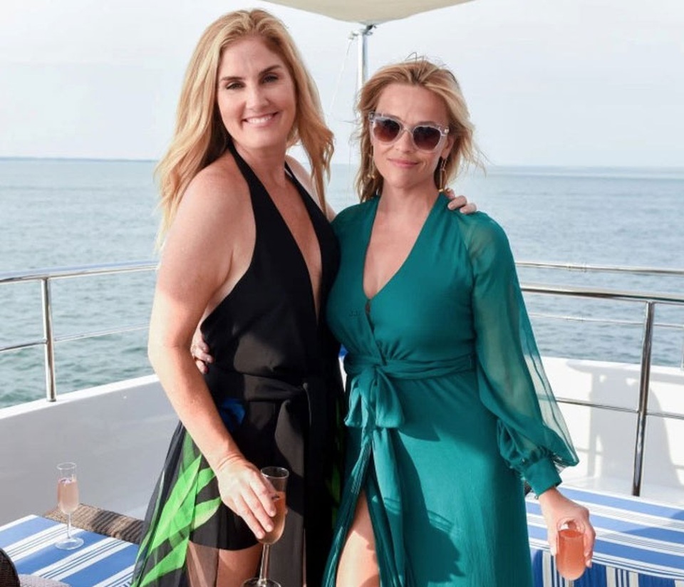 
Vài ngày trước, Reese khoe ảnh cô tạo dáng trên du thuyền cùng vài người bạn trong tiệc sinh nhật lần thứ 41.
