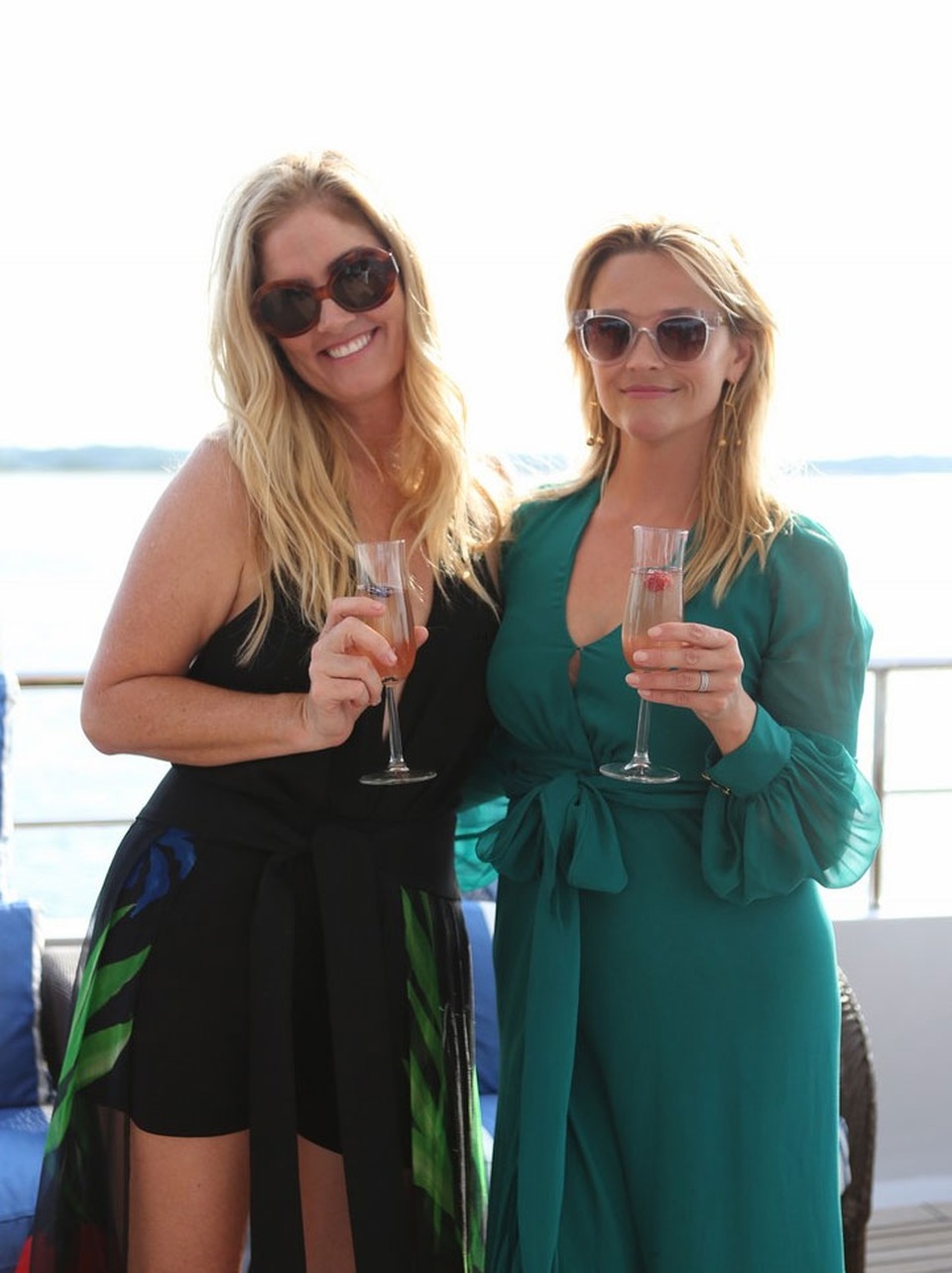 Reese Witherspoon khoe dáng săn chắc ở tuổi 41 - 13