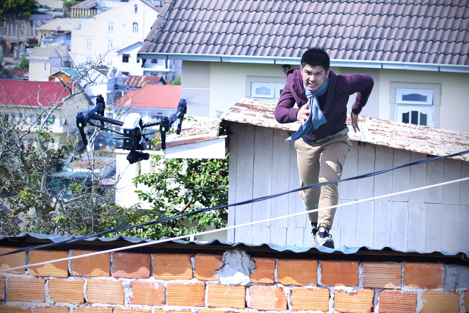 Cường Seven thực hiện cảnh chạy trên mãi nhà...