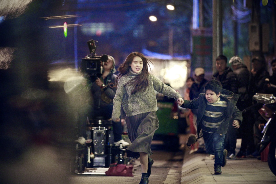 Nhã Phương và bé A Pù trong một cảnh quay của phim.