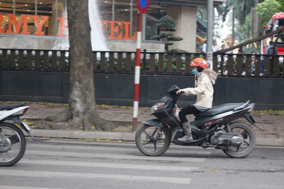 Người Hà Nội nhẹ nhàng đón "rét nàng Bân" - 11 Áo phao, áo nỉ, thậm chí cả những đôi boot cũng đều được người dân sử dụng khi ra đường.