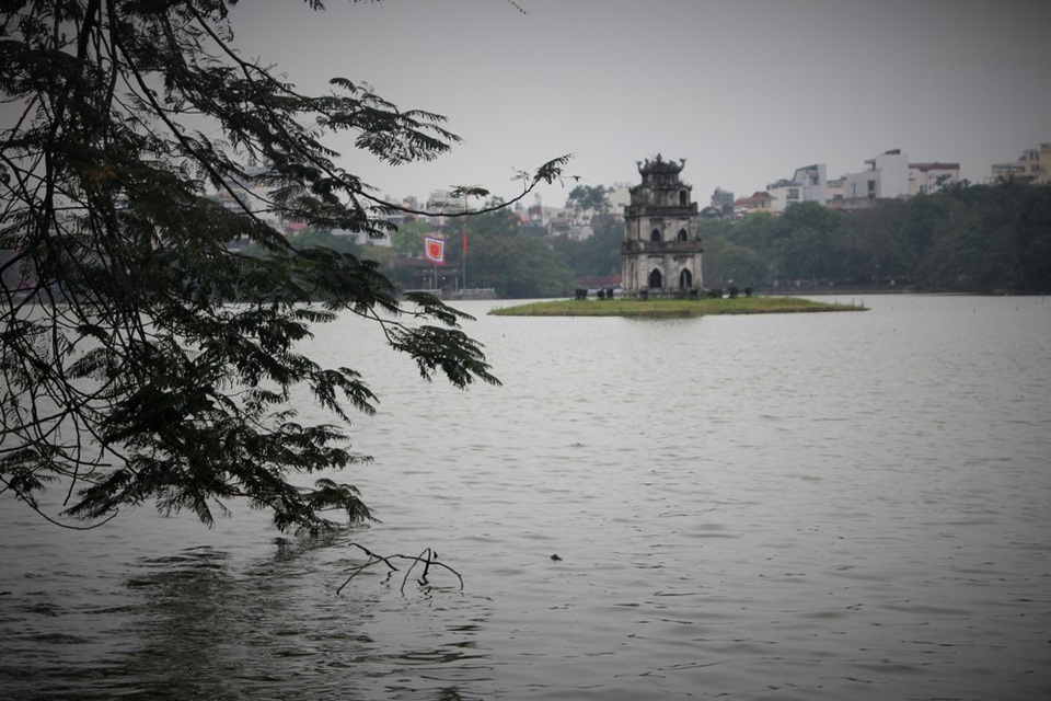 Người Hà Nội nhẹ nhàng đón "rét nàng Bân" - 6 Hồ Gươm trong rét nàng Bân với mặt hồ gợn sóng và những rặng liễu đung đua trong gió.