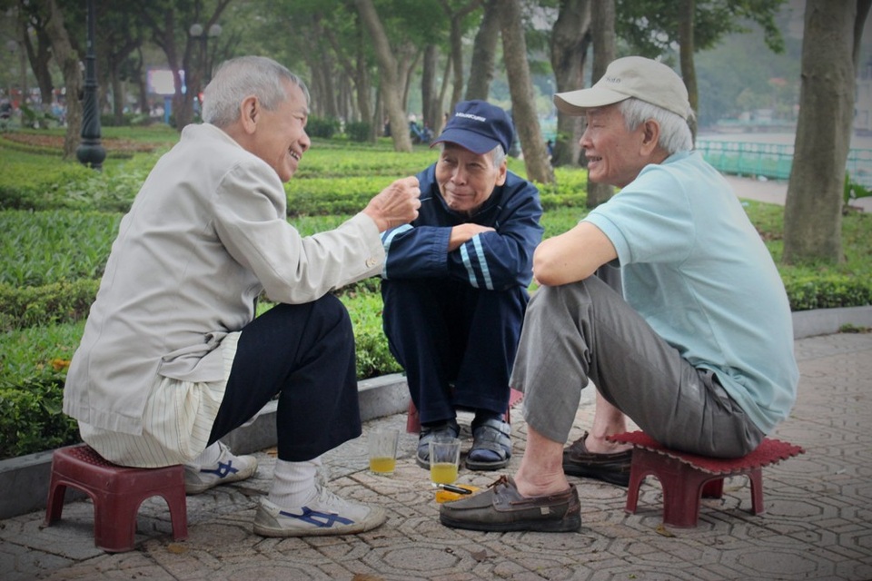 Người Hà Nội nhẹ nhàng đón "rét nàng Bân" - 9
Cuộc “đàm đạo” quanh ly trà đá giữa cái rét nàng Bân của 3 người cao tuổi. Một bác tâm sự: “Thời tiết nào cũng có cái đẹp của nó, cái chính là mình có nhận ra hay không. Nếu bỏ lỡ, có thể phải chờ rất lâu để thấy lại không khí trong lành, sảng khoái này”.
