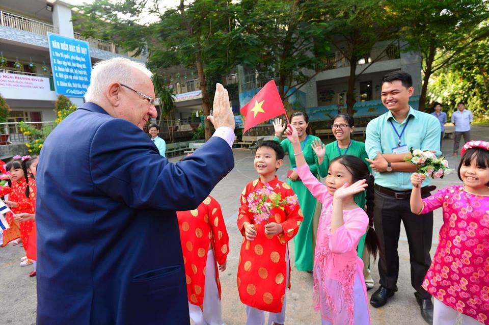Đại sứ quán Israel tổ chức cuộc thi thiết kế “áo mới” cho Fanpage - 1
Tổng thống Israel Reuven Ruvi Rivlin gặp gỡ các học sinh trong chuyến thăm thành phố Hồ Chí Minh tháng 3/2017 (Ảnh: Văn phòng tổng thống Israel)