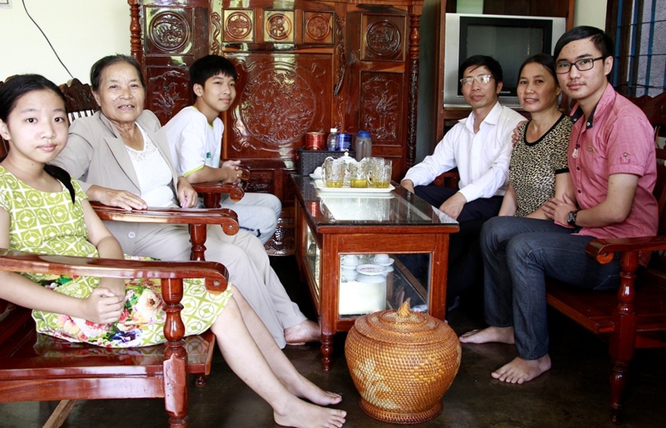 Chưa bao giờ đi học thêm, nam sinh Đắk Lắk đạt 29,5 điểm khối A - 4
Gia đình luôn là điểm tựa cho Ngọc.